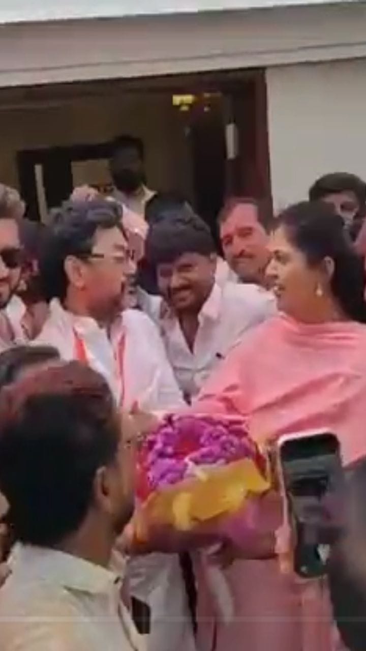 Video : निकालानंतर धनंजय मुंडेंनी घेतली पंकजा मुंडेंची गळाभेट