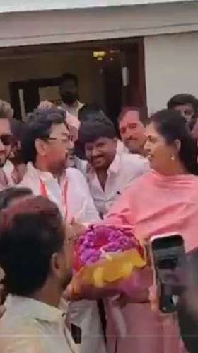 Video : निकालानंतर धनंजय मुंडेंनी घेतली पंकजा मुंडेंची गळाभेट.