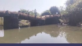 मुरबाडमध्ये पूल कोसळला, अनेकांचा जीव टांगणीला.