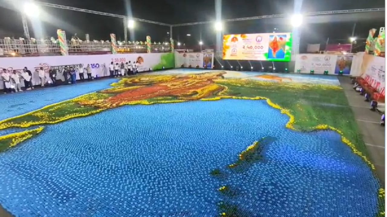  पंतप्रधान नरेंद्र मोदी यांनीही संसदेमध्ये वंदे मातरम गीताचे महत्त्व अधोरेखित केले होते. याच राष्ट्रप्रेमाच्या भावनेतून भारतमातेला अर्पण म्हणून अडीच लाख मातीच्या दिव्यांतून ही प्रतिमा साकारण्यात आली.