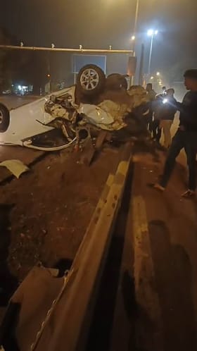 नवी मुबंईत पाम बीच हायवेवर कारचा अपघात.