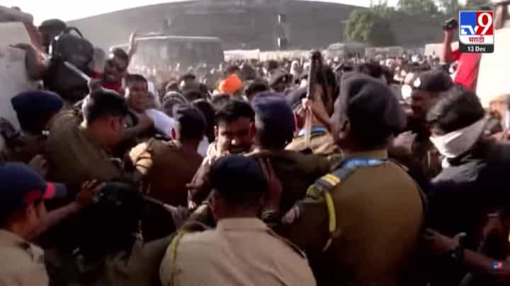 Nagpur Protest : उच्चशिक्षित तरुणांचं हिंसक आंदोलन, नागपूर अधिवेशनावर धडकणारा लोटांगण मोर्चा पोलिसांनी रोखला अन्... Nagpur Protest : उच्चशिक्षित तरुणांचं हिंसक आंदोलन, नागपूर अधिवेशनावर धडकणारा लोटांगण मोर्चा पोलिसांनी रोखला अन्...