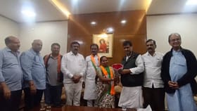 नांदेडमधील काँग्रेसला हुडहुडी, माजी महापौरांसह अनेक जण भाजपमध्ये.