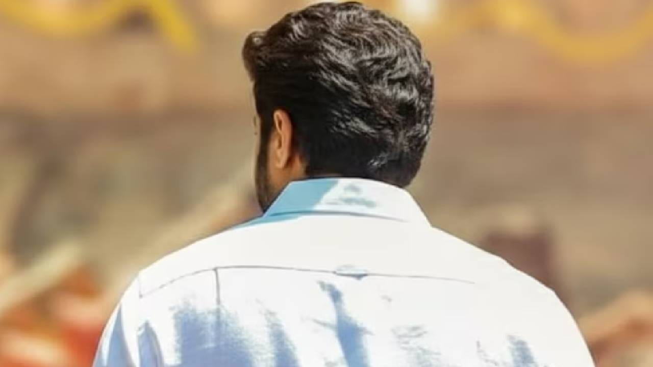 फिल्म इंडस्ट्रीमध्ये असे अनेक कलाकार आहेत जे आले आणि गेले देखील. काहींनी चांगले नाव कमावले आणि रातोरात स्टार बनले. पण काही कलाकार असेही आहेत त्यांचे आई-वडील हे राजकीय वर्तुळातील आहेत आणि त्यांनी नावही कमावले आहे. त्यामधील एक अभिनेता आज सुपरस्टार म्हणून ओळखला जातो. त्याने 110 सिनेमांमध्ये काम करत वर्ल्ड रेकॉर्ड केला आहे. आता हा अभिनेता कोण आहे? चला जाणून घेऊया....