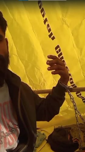 ऊसतोड मजुराला ठेकेदाराने लोखंडी साखळीने बांधलं, नागरिकांमध्ये संताप.