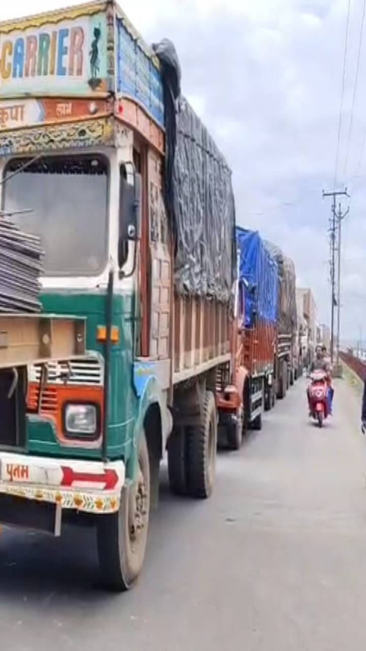 पुणे-इंदूर महामार्गावर 4 तासांपासून वाहतूक ठप्प, झालं काय?