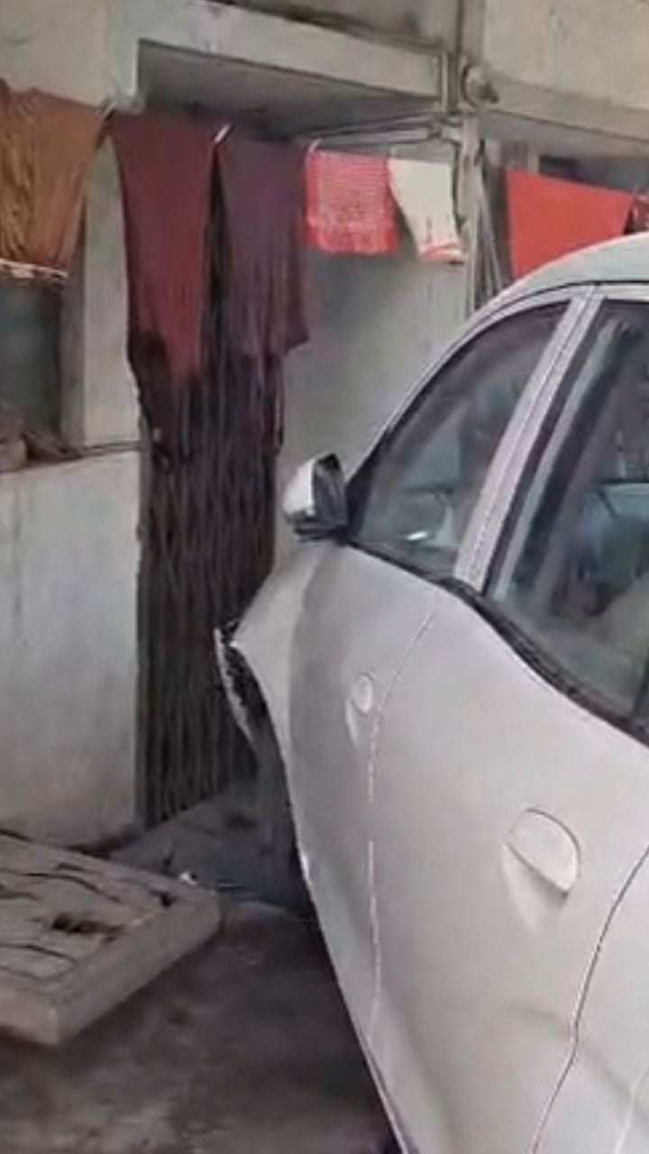 नाशिक : Santro कार घुसली घरात, पहा Video