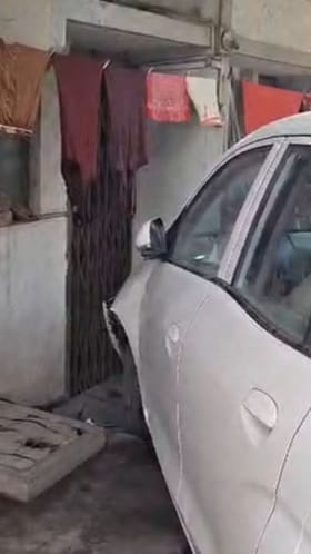 नाशिक : Santro कार घुसली घरात, पहा Video.