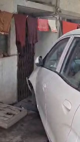 नाशिक : Santro कार घुसली घरात, पहा Video