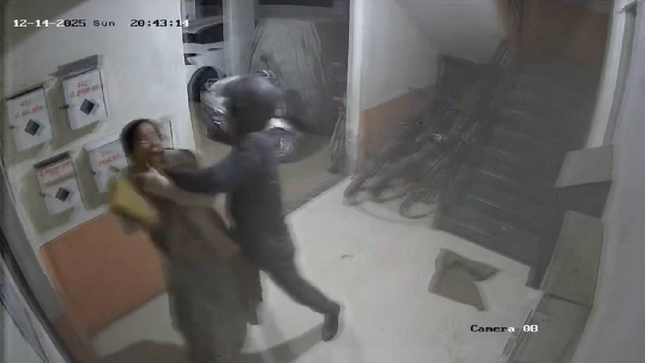 नमस्कार केला, पाठीमागून आला नि चैन हिसकावून पळाला