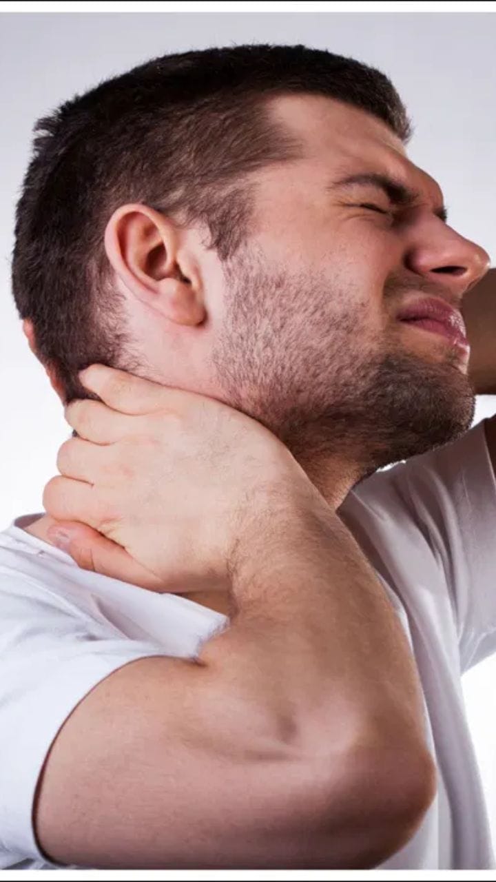 तुमचीही मान सतत दुखते? असू शकतं हे गंभीर आजाराचं कारण