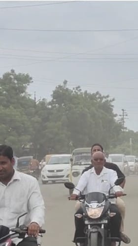 परभणीत सर्वत्र धुळीचे साम्राज्य पसरल्याने नागरिक कातावले.