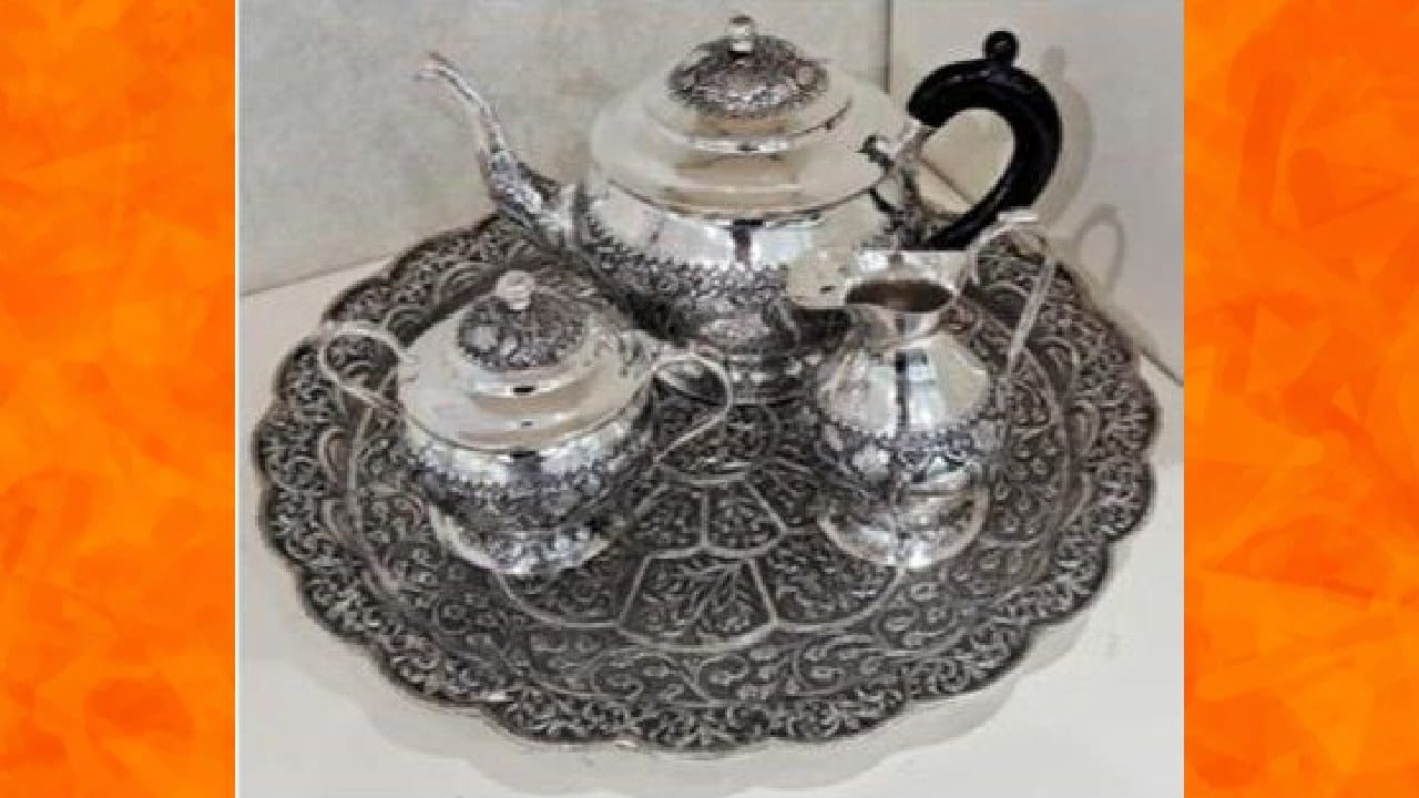  डिझाईन चांदीचा चहा सेट - मोदी यांनी कोरीव नक्षीकाम असलेला  मुर्शिदाबादचा चांदीचा चहा सेटही पुतिन यांना भेट दिला आहे. पश्चिम बंगालची समृद्ध कलाकुसर तसेच भारत आणि रशिया या दोन्ही देशांमध्ये चहाचे सांस्कृतिक महत्व यातून स्पष्ट होते. 