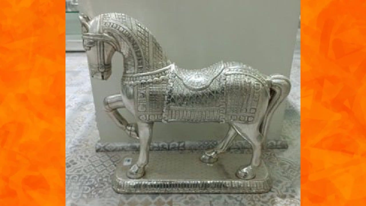 चांदीचा घोडा - महाराष्ट्रातील हस्तनिर्मित चांदी घोडा देखील पंतप्रधान नरेंद्र मोदी यांनी पुतिन यांना गिफ्ट केला आहे. यात धातूची हस्तकला परंपरा दिसत आहे. भारत आणि रशियन संस्कृतीत घोडा हा शौर्याचे प्रतिक मानला जातो. 