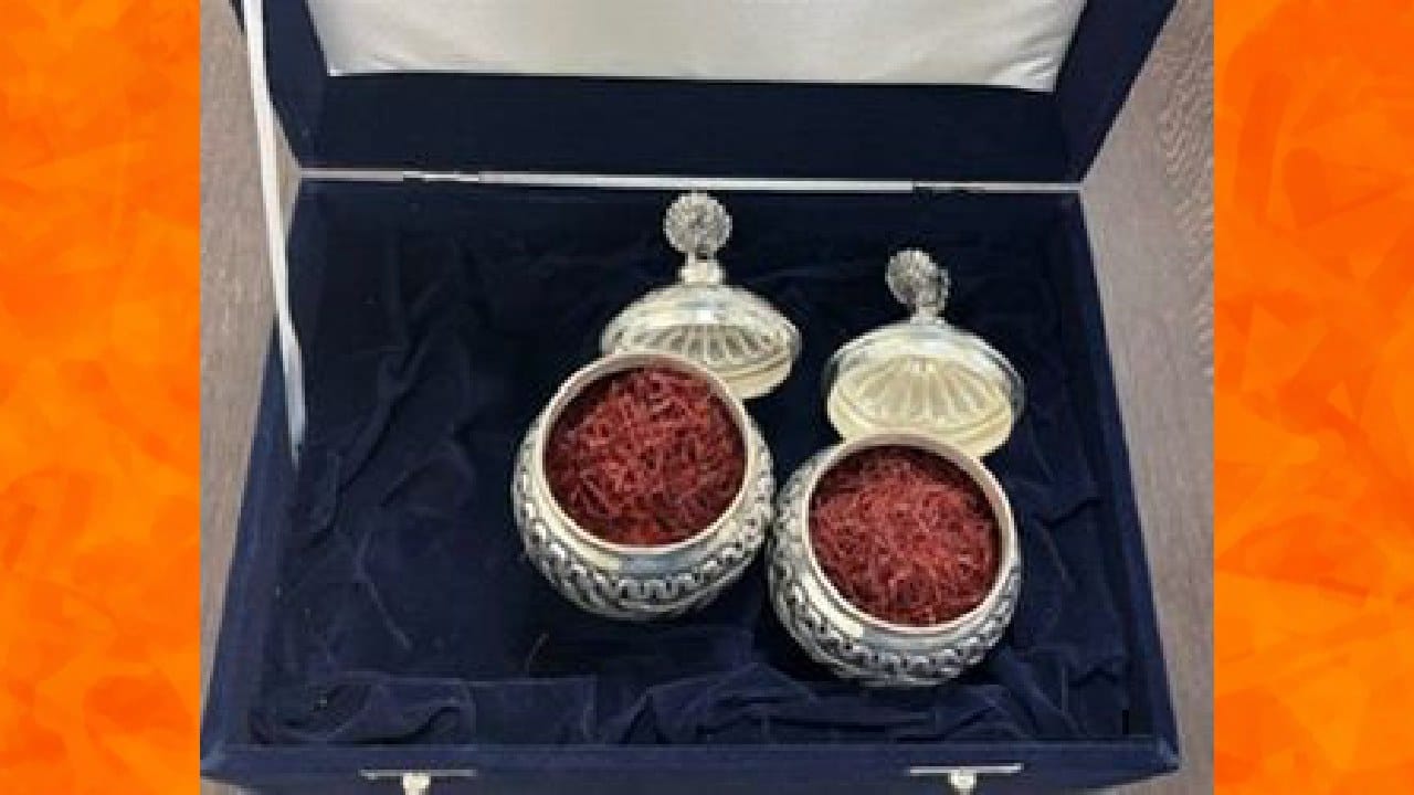  काश्मिरी केशर - काश्मीरी केशर ज्याला स्थानिक पातळीवर कोंग किंवा झफ्रान म्हणून ओळखले जाते. काश्मीरमध्ये लागवड केलेले केसर रंग, सुगंध आणि चवीसाठी मौल्यवान आहे. जीआय टॅग आणि ओडीओपी मान्यताद्वारे संरक्षित केशर असून ते आरोग्यासाठी फायद्याचे आहे. 