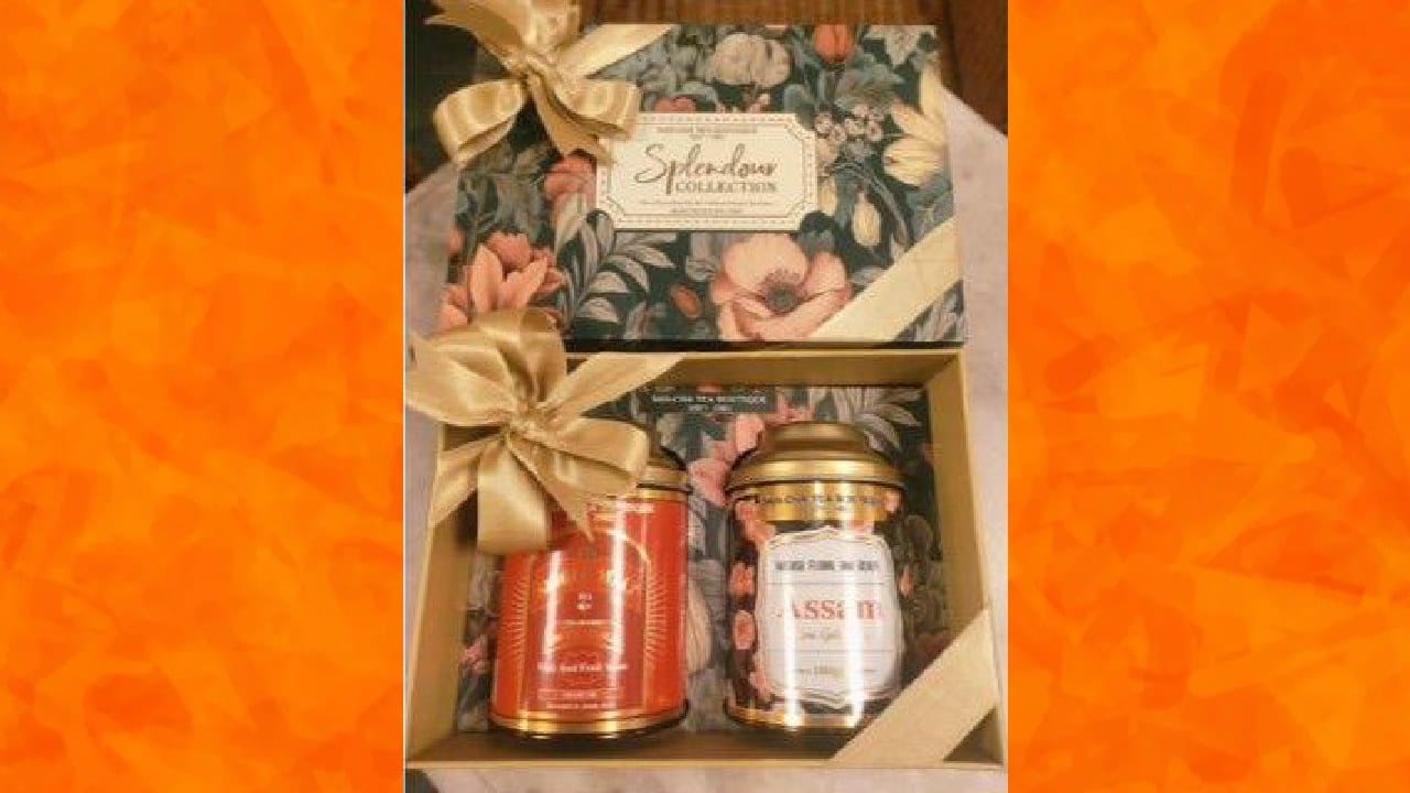 आसाम ब्लॅक टी - ब्रह्मपुत्र मैदानात उगवणारा आसाम ब्लॅक टी त्याच्या चवीसाठी ओळखला होता. हा चहा पंतप्रधान नरेंद्र मोदी यांनी पुतिन यांना भेट दिला आहे. २००७ मध्ये आसाम ब्लॅक टीला GI टॅगसह मान्यता मिळाली आहे. 