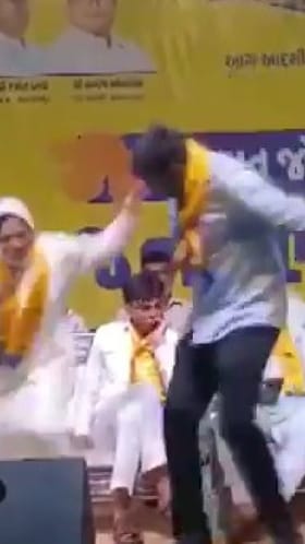 गुजरात : आम आदमी पक्षाच्या आमदारावर बूट फेकणाऱ्या व्यक्तीला नागरिकांनी चोप दिला
