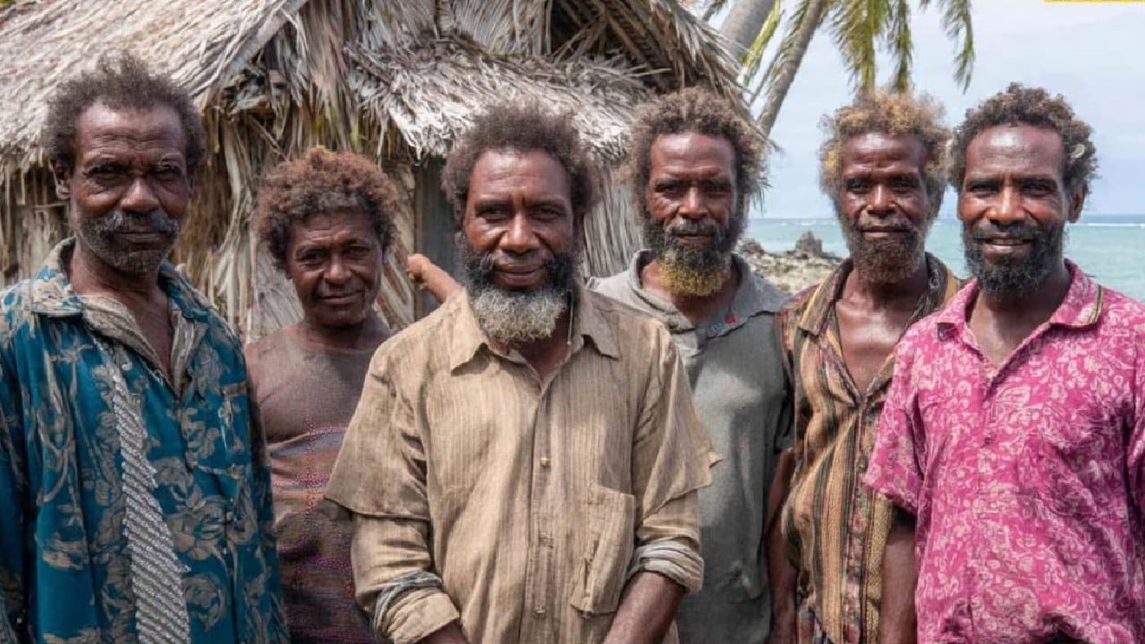 1.जगातील सर्वात कमी उंचीचे लोक कोणत्या 5 देशात रहातात ? रंग आणि रुप हे मानव जातीसाठी नेहमीच चिंतेचा विषय ठरला आहे.त्वचेचा , डोळ्यांचा आणि केसांचा रंग प्रत्येक प्रांत आणि देशानुसार बदलत जातो.तसेच मानवाची उंची देखील बदलत असते. जेनेटिक्स, आहार आणि पर्यावरण याचाही यावर परिणाम होत असतो. परंतू जगात काही देश असे आहेत तेथील लोकांची सरासरी उंची कमी आहे. असा कमी उंचीच्या 5 देशाची माहिती घेऊयात...