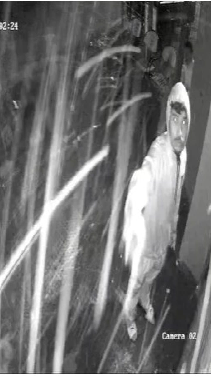 येवल्यात टवाळखोरांनी पेटवले फरसाणचे दुकान; घटना सीसीटीव्हीत कैद