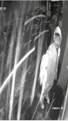 येवल्यात टवाळखोरांनी पेटवले फरसाणचे दुकान; घटना सीसीटीव्हीत कैद.