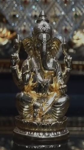 साईबाबांच्या चरणी दानशुराकडून 12 लाख 40 हजार रुपयांची सोन्याची गणेश मूर्ती भेट.