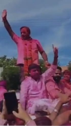 महाबळेश्वर नगरपालिकेवर राष्ट्रवादीचा झेंडा, नगराध्यक्ष पदाचे विजयी सुनील शिंदे यांची मिरवणूक.