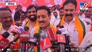 ‘स्टाईल वापरुन काही होत नाही, कतृत्व…’,आदित्य यांना महाजन यांचा टोला