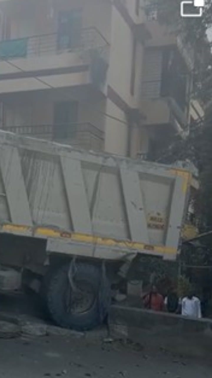 पुणे : बिबवेवाडी अनियंत्रित ट्रक थेट सोसायटीत घुसला, सुदैवाने मोठा अनर्थ टळला