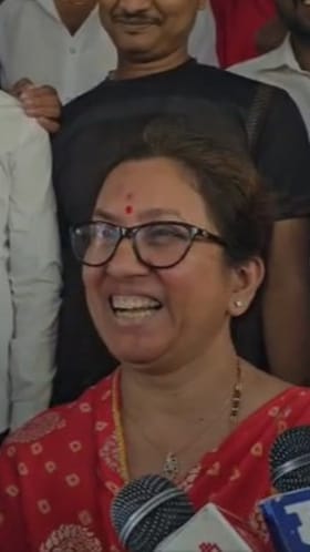 जालना :कैलास गोरंट्याल यांच्या पत्नी आणि मुलाने पालिकेच्या निवडणुकीसाठी आज आपला अर्ज दाखल केला.