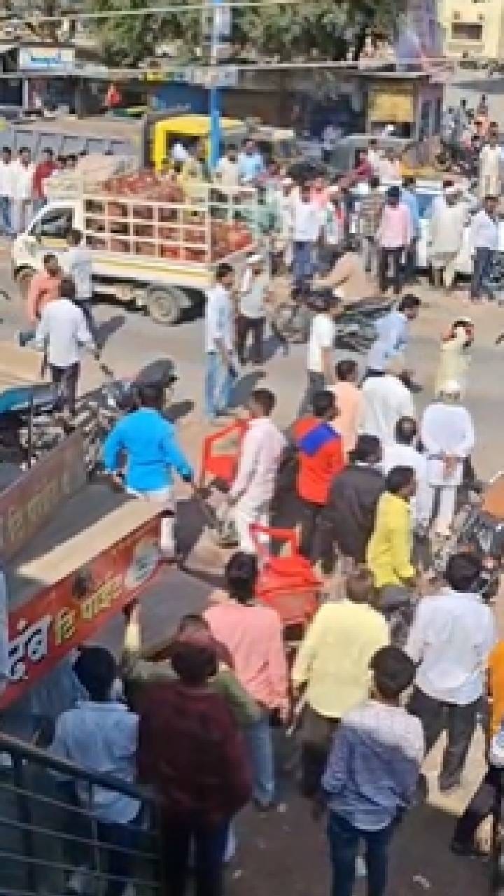 बीडच्या नेकनूर शहरात दोन राजकीय गटांमध्ये मोठा राडा...