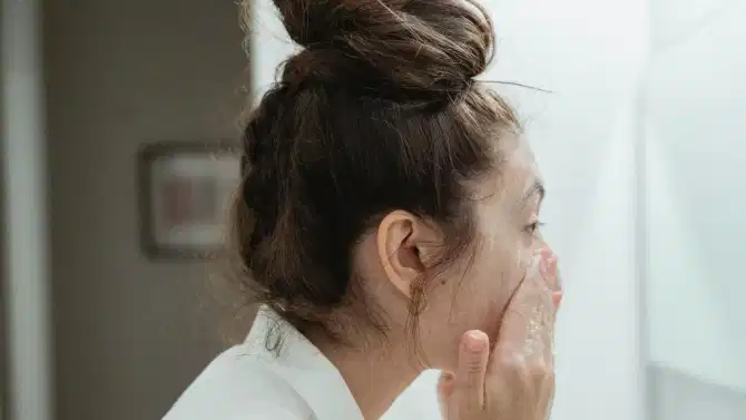 चेहऱ्यावर येईल चकाकी, रात्री झोपण्यापूर्वी फॉलो करा ही Night Skin Care Routine....