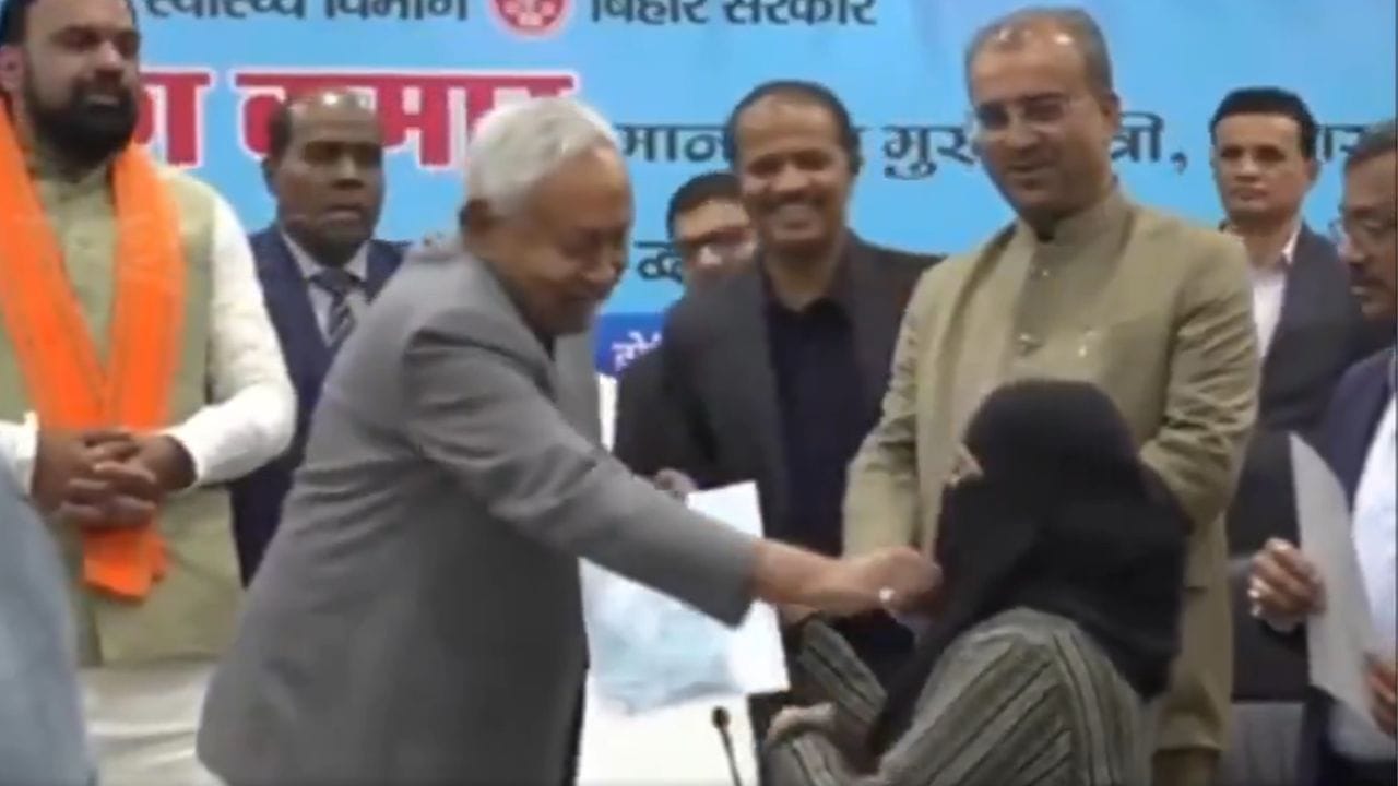 नितीश कुमार यांनी हिजाब हटवातच पाकिस्तानचा जळफळाट, थेट या गोष्टीची केली मागणी... प्रतिक्रिया काय? नितीश कुमार यांनी हिजाब हटवातच पाकिस्तानचा जळफळाट, थेट या गोष्टीची केली मागणी... प्रतिक्रिया काय?