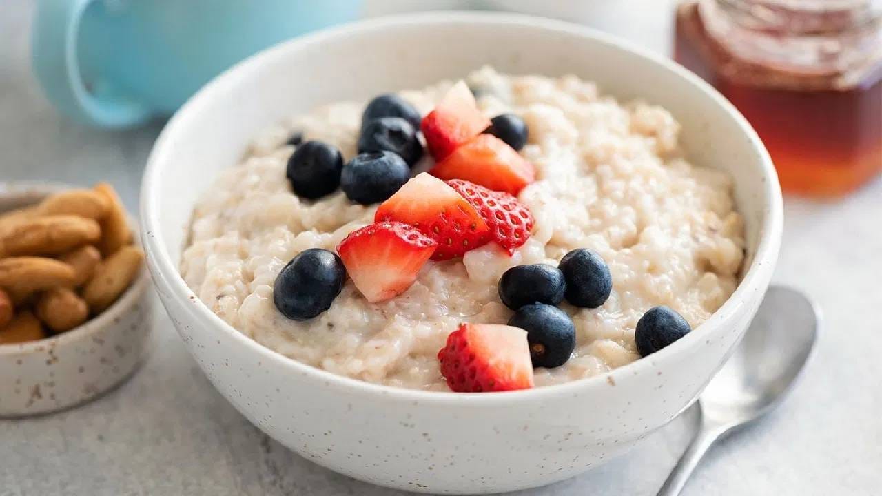 अशावेळी आपण ओट्स खाऊ शकता. ओट्स थकवा दूर करण्यास मदत करते. कारण त्यामध्ये जटिल कर्बोदके असतात, जी हळूहळू ऊर्जा सोडतात आणि शरीराला जास्त काळ सक्रिय ठेवतात.