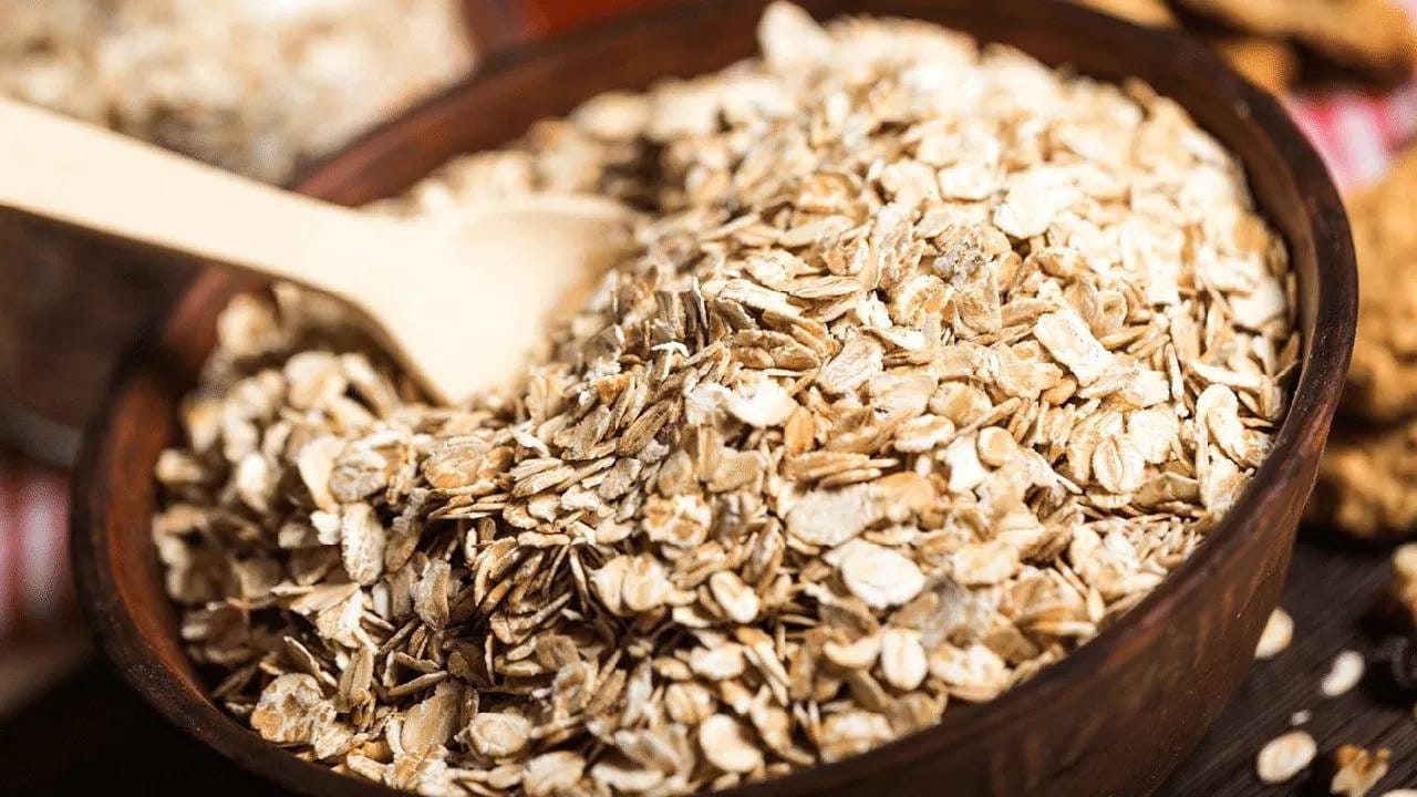 ओट्समध्ये लोह, मॅग्नेशियम, व्हिटॅमिन बी असते, जे स्नायू आणि मज्जासंस्थेला बळकट करतात, ज्यामुळे मानसिक आणि शारीरिक थकवा कमी होतो. हे अत्यंत फायदेशीर आहे. 