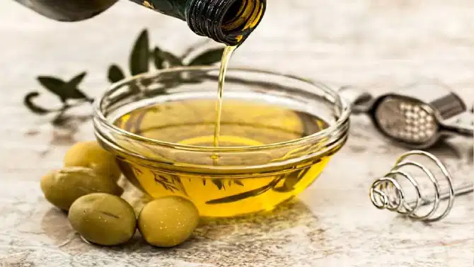 थंडीमध्ये केसांना खोबरेल तेल लावणे योग्य की अयोग्य?
