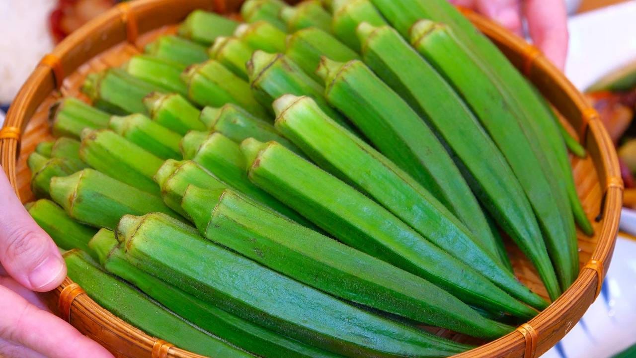  बरेच लोक आठवड्यातील तीन ते चार वेळा भेंडीची भाजी खातात. युरिक अॅसिड भेंडीत अधिक प्रमाणात असते. ज्यामुळे काही समस्या निर्माण होऊ शकतात. 