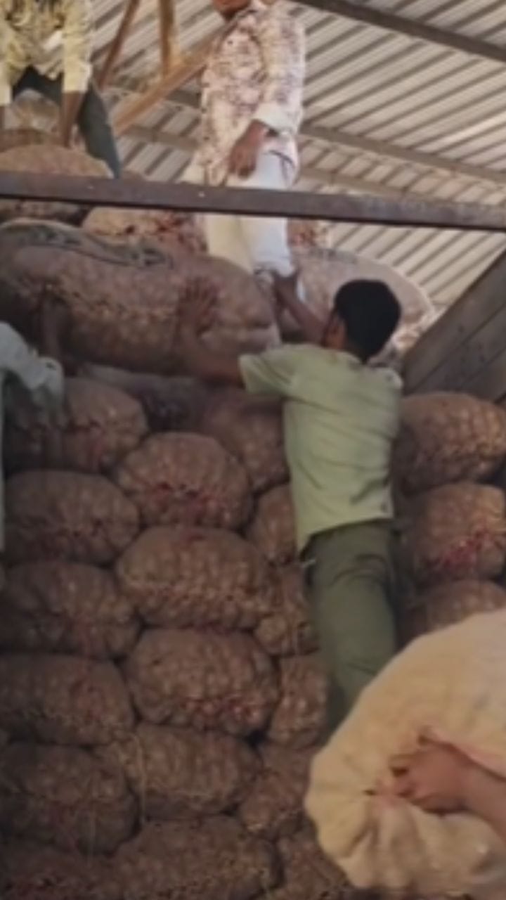 लासलगाव येथून 30 टन कांदा बांगलादेशला रवाना