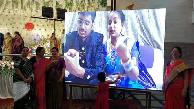 इंडिगोचा हवेतला कारभार... नव विवाहित जोडप्याचं ऑनलाईन रिसेप्शन, तर दोन भाऊ कित्येक वर्षांनी भेटले...