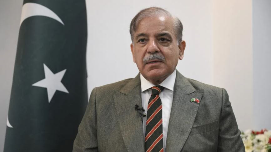 असे असतानाच आता भारताने पाकिस्तानला कर्च दिलेले आहे का? असे विचारले जात आहे. आंतरराष्ट्रीय नाणेनिधीने पाकिस्तानने याआधी पाकिस्तावर कडक ताशेरे ओढलेले आहेत. पाकिस्तानातील भ्रष्टाचार आणि कमकुवत प्रशासनाची नाणेनिधीने टीका केलेली आहे. 