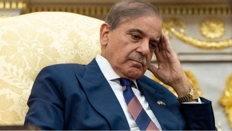 असे असूनही आंतरराष्ट्रीय नाणेनिधीने पाकिस्तानला 1.29 अब्ज डॉलर्सचे नवीन कर्ज मंजूर केले आहे. असे असतानाच भारताने पाकिस्तानला कर्ज दिलेले आहे का? या प्रश्नाचे उत्तर समोर आले आहे. मिळालेल्या माहितीनुसार भारत पाकिस्तानला कोणत्याही प्रकारची मदत करत नाही. 