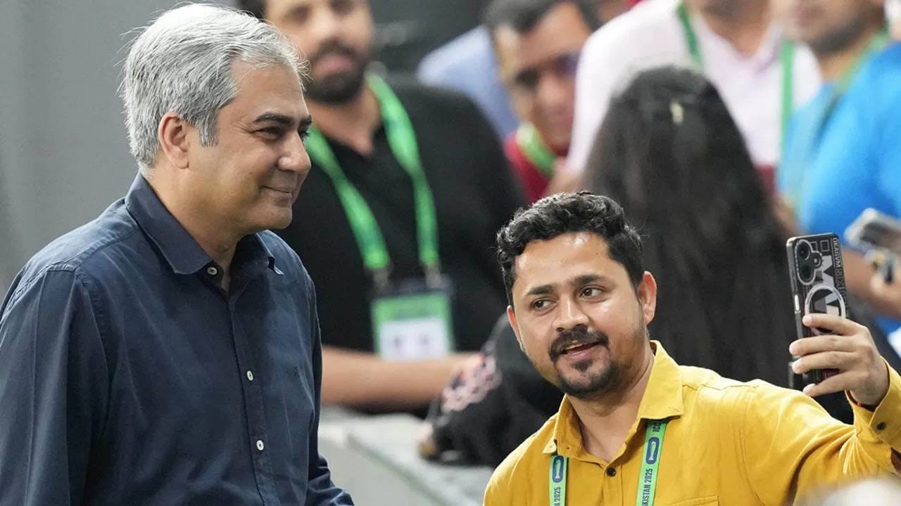 पाकिस्तानी मीडियाच्या माहितीनुसार, पीएसएल 11 मध्ये चॅम्पियन्स संघाला, उपविजेत्या संघाला आणि स्पर्धेत चांगली कामगिरी करणाऱ्या संघाला बक्षिसी रक्कम दिली जाईल. पीएसएल 11 च्या विजेत्या संघाला 14 कोटी रूपये दिले जातील. भारतीय चलनात 4.5 कोटी रूपये असतील. बीसीसीआय आयपीएल विजेत्या संघाला 20 कोटी रक्कम देते. ( फोटो टीव्ही 9 हिंदीवरून)