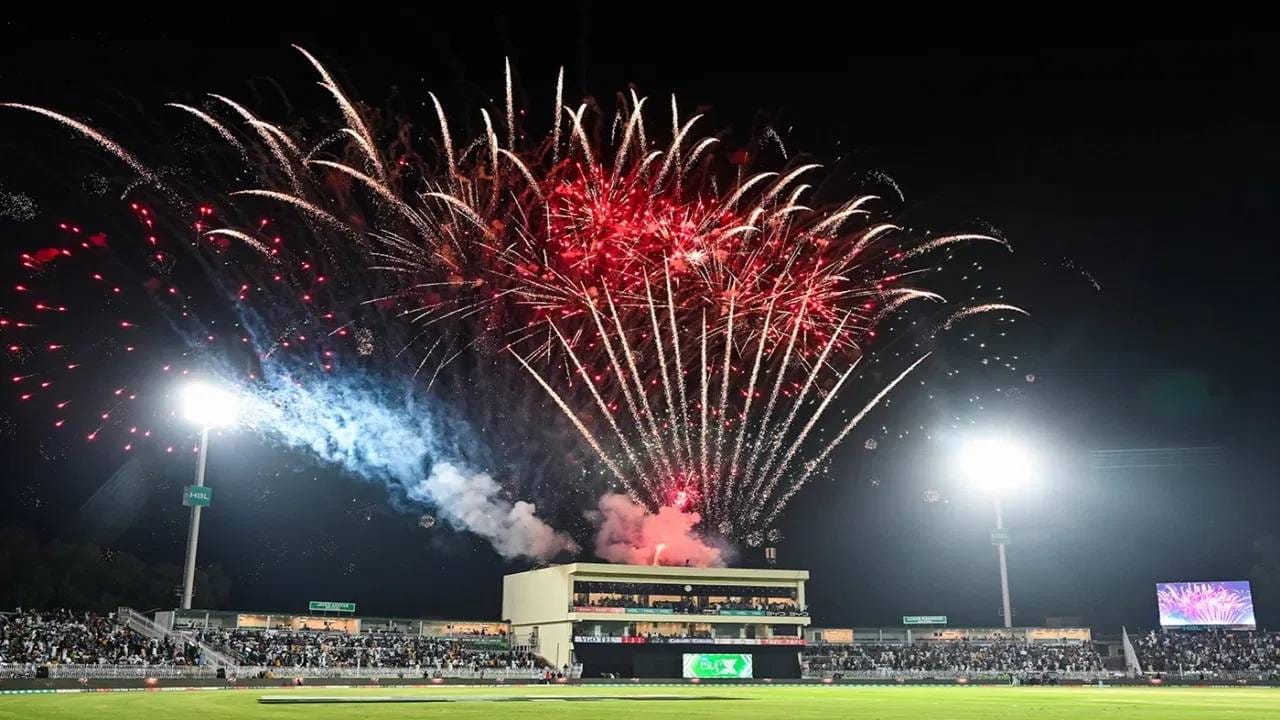 पाकिस्तान क्रिकेट बोर्डाची आणखी एक घोषणा लक्ष वेधून घेत आहे. यात पीसीबी पीओकेच्या मुझफ्फराबाद आणि इस्लामाबादमध्ये नवे स्टेडियम उभारणार आहे. इतकंच नाही तर पीएसएल 11 स्पर्धेपूर्वी सामना असलेल्या ठिकाणी कॉन्सर्ट्स होतील. ( फोटो टीव्ही 9 हिंदीवरून)