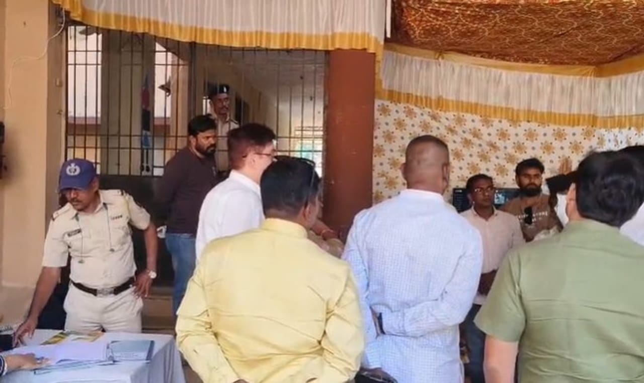 रायगडच्या पेणमधील नगरपालिका निवडणुकीच्या मतदानानंतर केईएस स्कुलमध्ये स्ट्ऱाँग रूम बनवून पोलीस बंदोबस्तात आणि निवडणूक अधिकारी कर्मचाऱ्यांच्या देखरेखीखाली मतपेट्या ठेवण्यात आल्या आहेत.