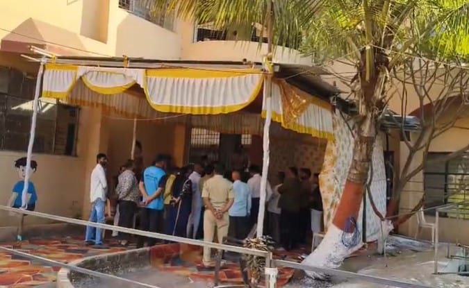 या घटनेचा सीसीटीव्ही फुटेज फोटो वायरल झाल्याने उमेदवार आणि नागरिकांमध्ये एकच खळबळ उडून चर्चेला उधाण आले होते. यासंदर्भात उलट सुलट चर्चा सुरु झाल्या आहेत.