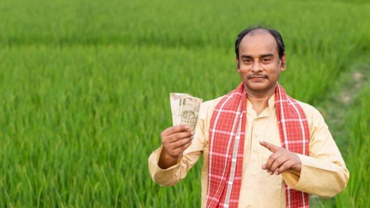 मोदी सरकारने शेतकऱ्यांसाठी विविध योजना सुरु केल्या आहेत. यामध्ये पीएम किसान योजना वार्षिक सहा हजार रुपयांची मदत करते. तर त्यासोबतच पीक विमा आणि इतर योजनांमुळे पिकांची नुकसान भरपाई मिळते. तर पेन्शनसह इतरही योजना आहेत. त्याची माहिती अनेकांना नाही. कोणत्या आहेत या योजना?