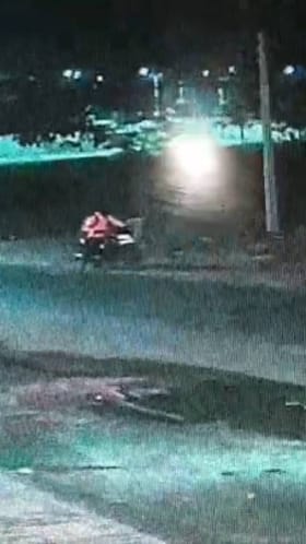 फिल्मी स्टाईलने दुचाकी पळवल्याची धक्कादायक घटना.