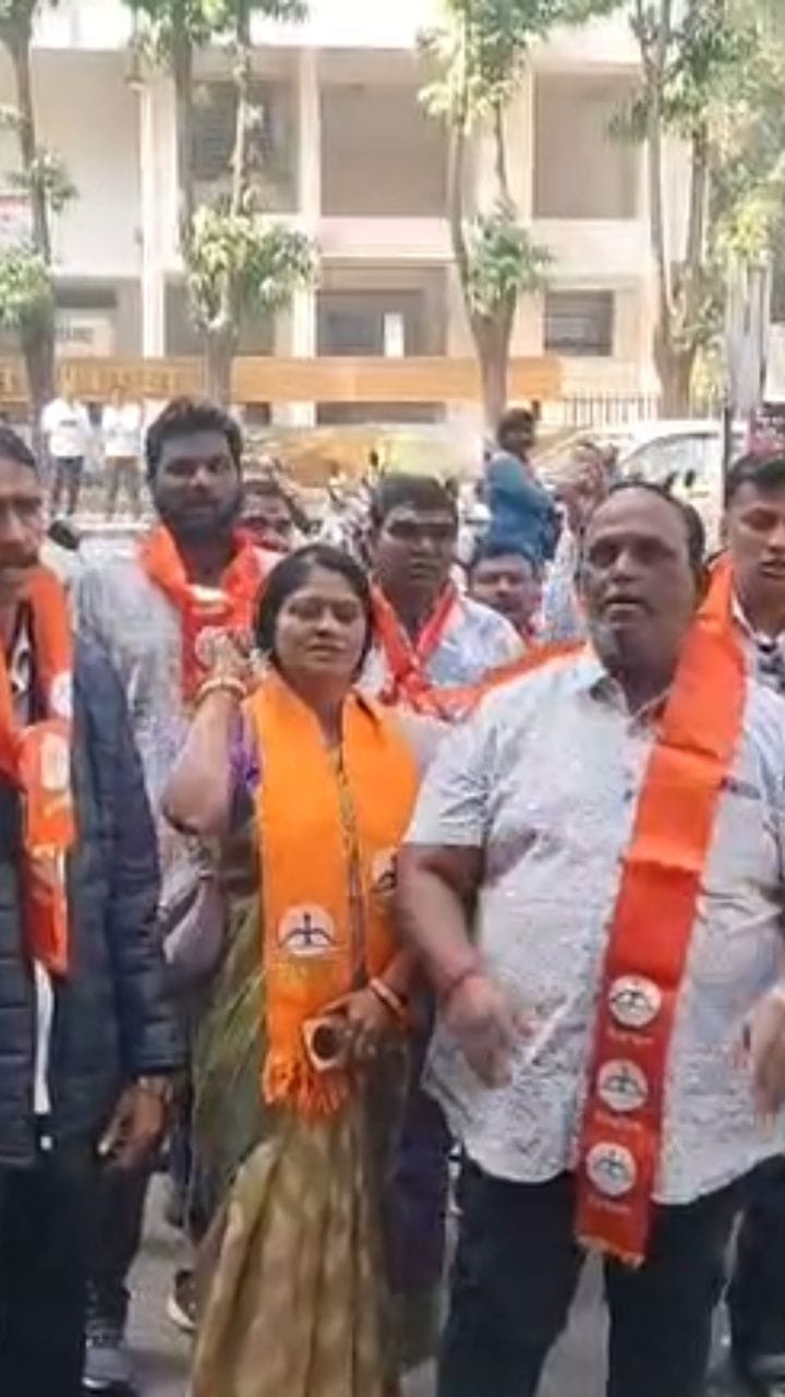 शिंदेंच्या शिवसेनेत नाराजी नाट्य; नीलम गोऱ्हेंच्या घरासमोर आंदोलन
