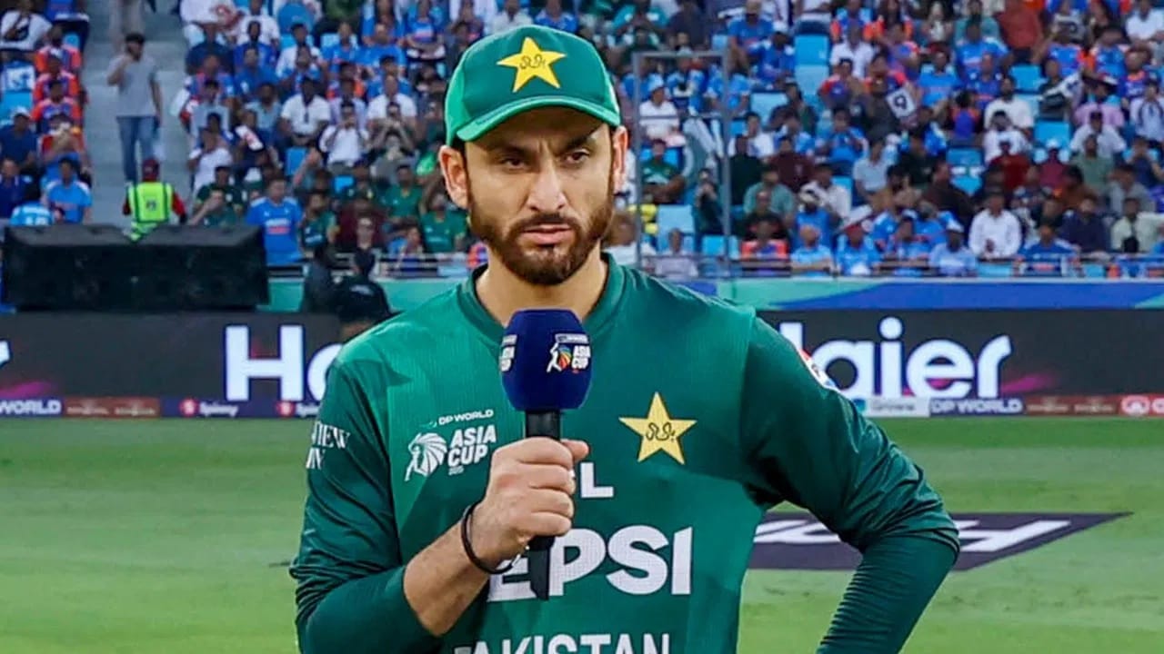 पाकिस्तानचा कर्णधार सलमान अली आगा या यादीत पाचव्या स्थानी आहे. सलमानने 2025 वर्षातील 56 आंतरराष्ट्रीय सामन्यांमध्ये 27 झेल घेतले.  (Photo Credit : PTI)