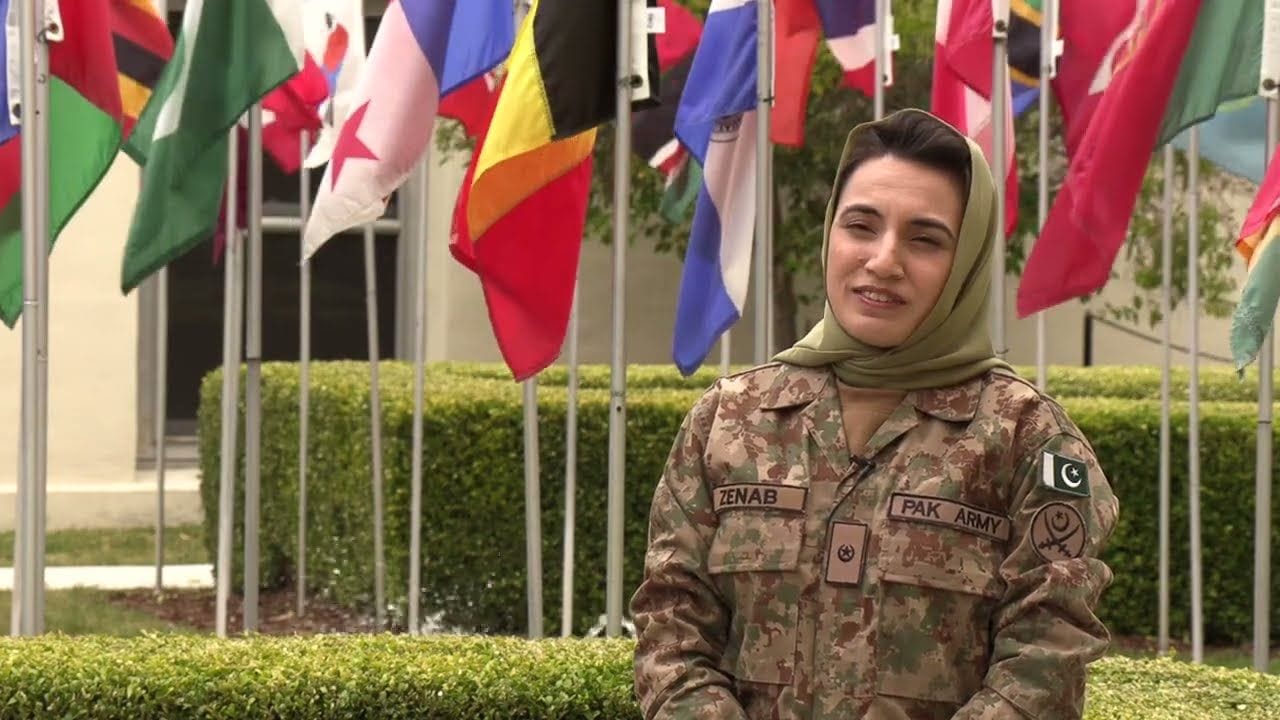 पाकिस्तानच्या निर्मितीपासूनच महिला सैन्याचा भाग आहेत. बेगम राना लियाकत अली खान यांनी 1940 च्या दशकात 'वुमेन्स नॅशनल गार्ड'ची स्थापना करून यासाठी पुढाकार घेतला होता.