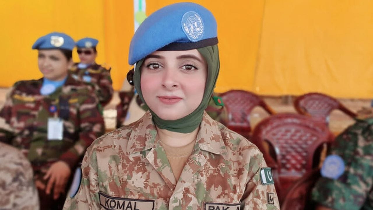 महिलांना अजूनही इन्फंट्री (Infantry), आर्टिलरी (Artillery) आणि आर्मर्ड युनिट्स यांसारख्या थेट लढाऊ तुकड्यांमध्ये प्रवेश दिला जात नाही. मात्र 2013 मध्ये पाकिस्तान सैन्यातील 24 महिला अधिकाऱ्यांच्या पहिल्या तुकडीने पॅराट्रूपरचा (विमानाने उडी मारण्याचे प्रशिक्षण) कोर्स यशस्वीपणे पूर्ण केला होता.